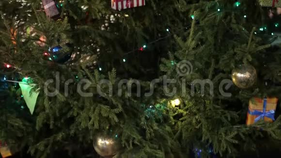 城市圣诞树全景装饰有玩具和礼物的优雅的树节日气氛视频的预览图