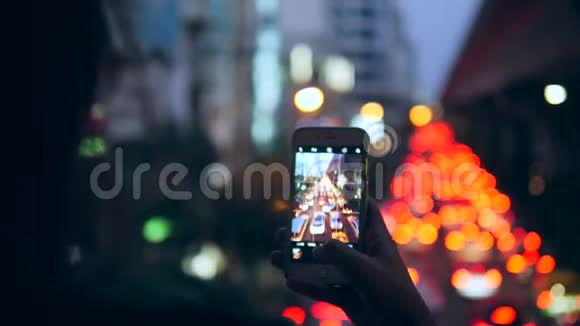 游客用手机拍摄曼谷市区夜间汽车交通状况泰国4公里视频的预览图