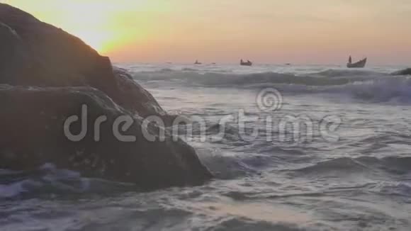 在岩石和海洋上缓慢运动的戏剧性橙色日出视频的预览图