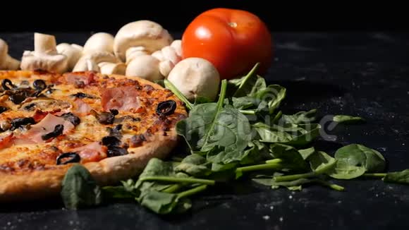 切好的蘑菇落在披萨上的慢动作视频的预览图