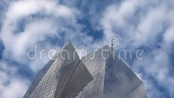 仰望纽约时代广场的摩天大楼视频的预览图