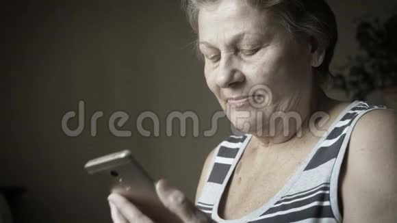老女人用新智能手机视频的预览图