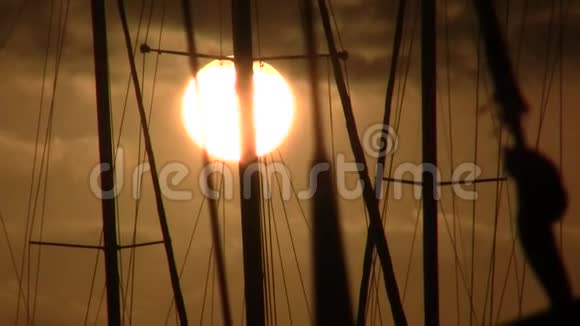 太阳圆盘背景下的木条视频的预览图