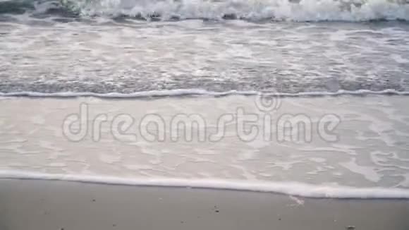 沙滩上的海浪夏季纹理背景视频的预览图