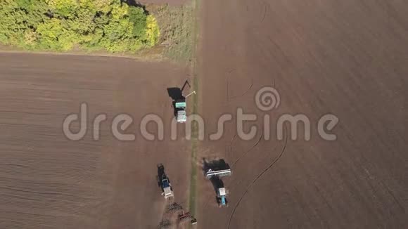 用挂载播种机对耕田作物进行直接播种的拖拉机的空中视野技术技巧视频的预览图