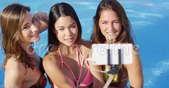 三个年轻女人在泳池里自拍视频的预览图