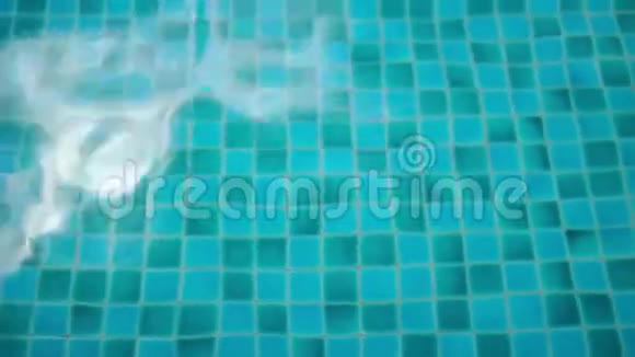 救生圈被扔进游泳池里视频的预览图