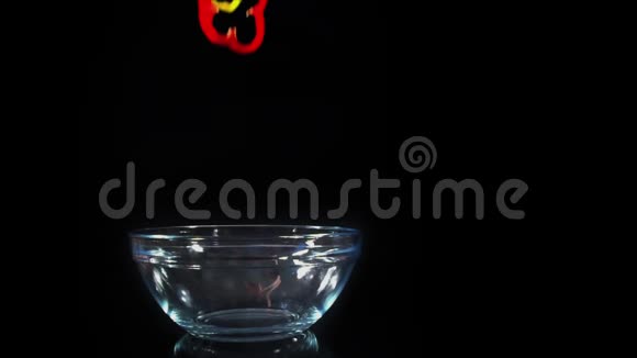 生的红有机辣椒倒在玻璃碗里慢动作视频的预览图