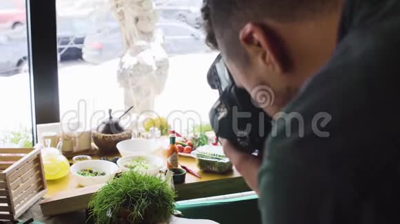 专业摄影师在餐厅拍摄食物视频的预览图