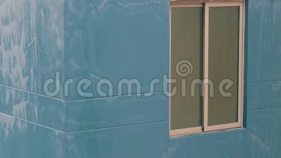 窗户和滴水的热带雨水在窗户和房子的墙壁上视频的预览图