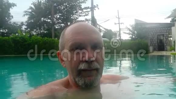 一个人在水池里的水里潜水让泡泡视频的预览图