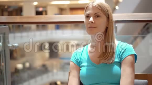 年轻漂亮迷人的女人坐在购物中心咖啡馆里购物消费主义概念视频的预览图