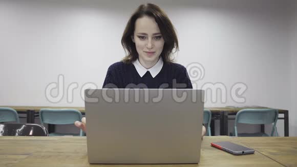 女人的笔记本电脑上有好消息视频的预览图