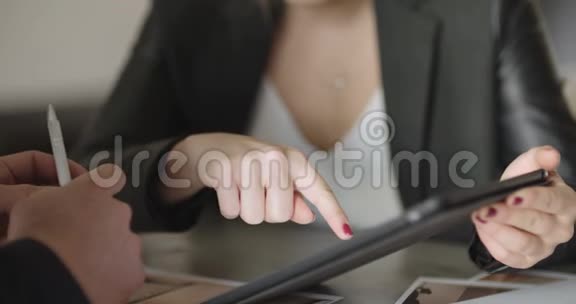 商务女性使用平板电脑极度亲密视频的预览图