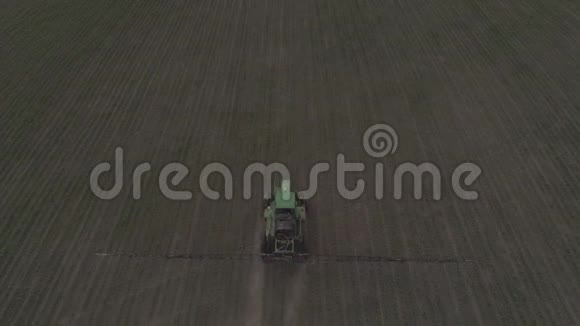 农业机械在农田上穿行灌溉幼苗视频的预览图