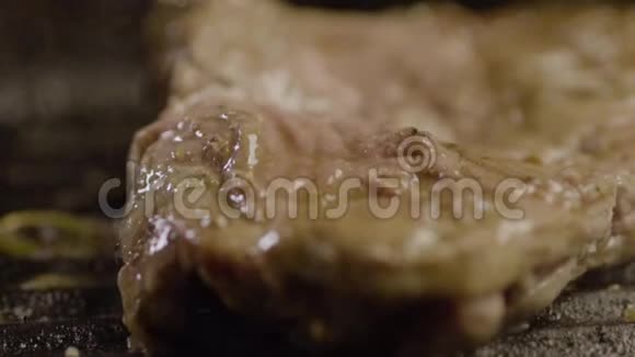 美味的牛排烤肉视频的预览图