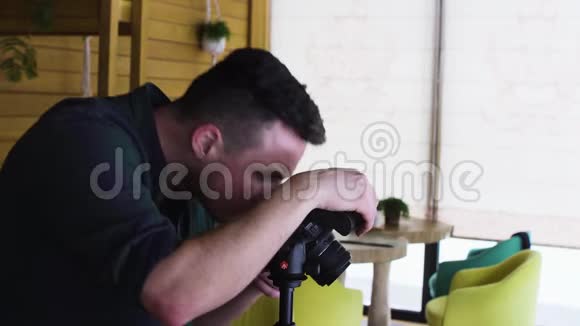 专业摄影师在餐厅拍摄食物视频的预览图
