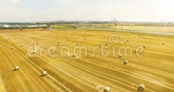 在乡间用一捆干草拍摄麦田的空中景色高速公路的景观在一个视频的预览图