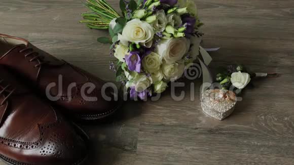漂亮男人的婚礼配饰鞋子戒指花束腰带和领带视频的预览图