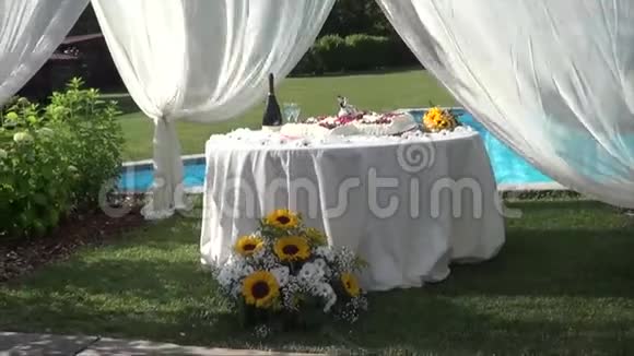 婚礼蛋糕花装饰爱情视频的预览图