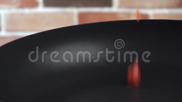 番茄红酱流到锅里厨师倒酱汁视频的预览图