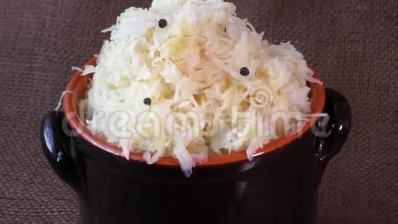 自制泡菜放在碗里视频的预览图