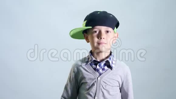 戴帽子的男孩用袖子擦鼻子视频的预览图