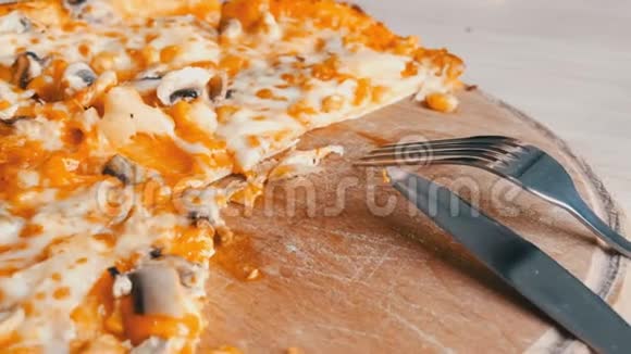 美味的新鲜烤夏威夷披萨菠萝蘑菇玉米和鸡肉接近刀叉在每个人旁边视频的预览图
