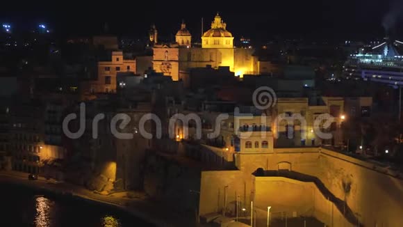 马耳他瓦莱塔海岸线和市中心的全景夜景该市有4k的不同地标视频的预览图