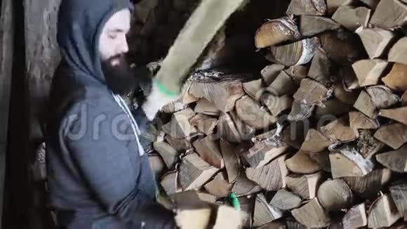一个留着胡子的农民手里拿着木柴视频的预览图