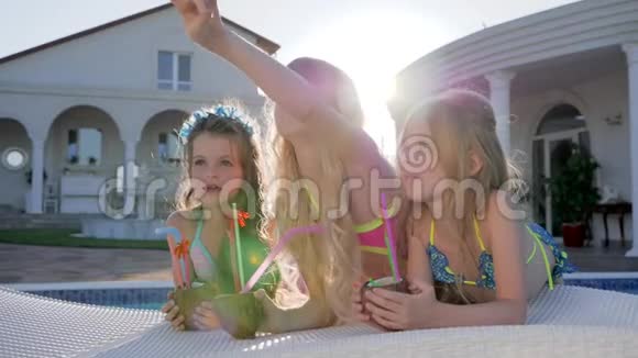暑假有钱的女朋友在别墅休息在富父母的孩子的泳池边名人的孩子的假期视频的预览图