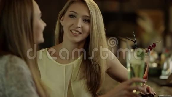 女人在酒吧见面视频的预览图