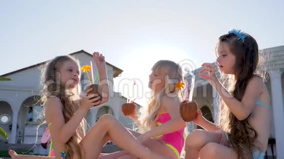 小妹妹快乐的童年富有父母的美丽孩子的夏日周末在别墅孩子们的聚会视频的预览图