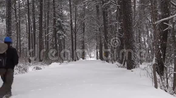 摄影师在雪中远足视频的预览图