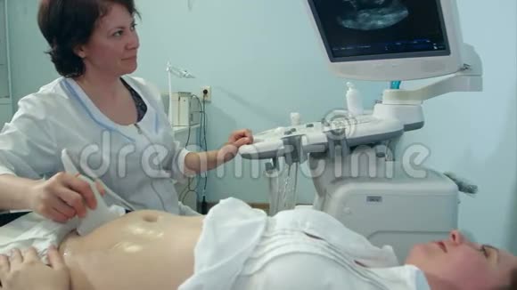使用超声波检查孕妇的女医生视频的预览图