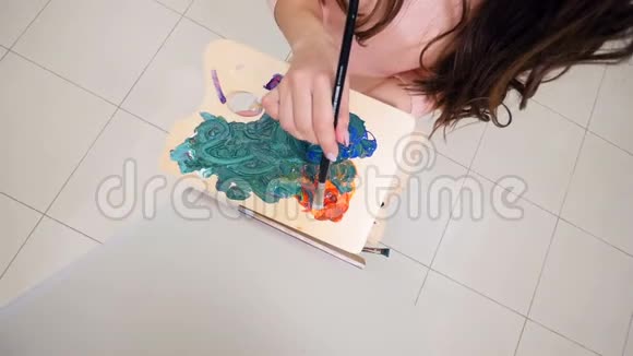 艺术家混合蓝色和橙色使正确的颜色视频的预览图