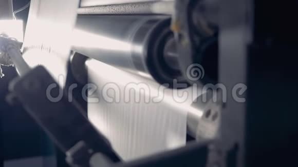 关闭生产线上滚动的纸张纸回收工厂设备视频的预览图
