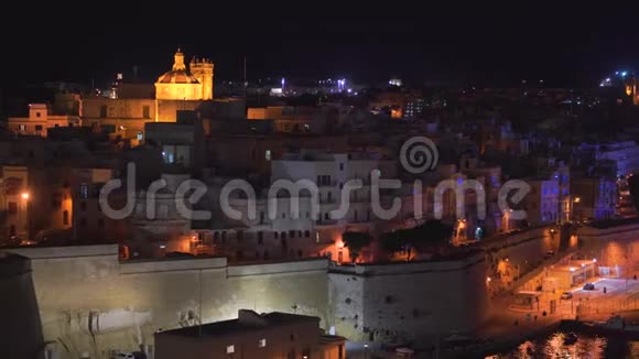 马耳他瓦莱塔海岸线和市中心的全景夜景该市有4k的不同地标视频的预览图
