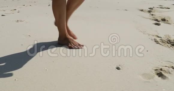 女腿在沙滩特写镜头上行走女熊脚在沙滩上行走视频的预览图