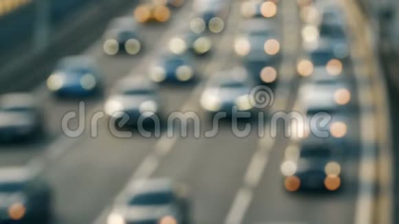 汽车在交通中失去了焦点城市交通堵塞视频的预览图