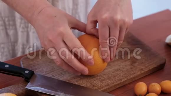 清洁厨房桌子上的水果视频的预览图