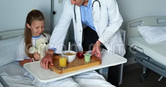 医生为生病的女孩提供食物视频的预览图
