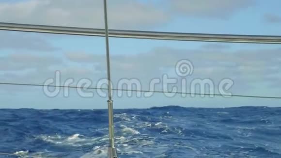 在阳光明媚的下午从游艇船尾可以看到长波的慢动作大西洋景色视频的预览图