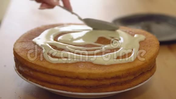 做饭炼乳在烘焙蛋糕上的应用视频的预览图