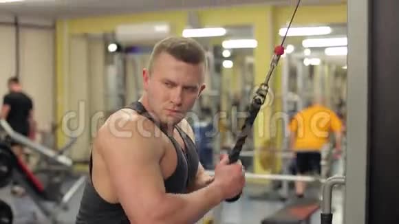 男性健美运动员在健身房从事模拟器视频的预览图