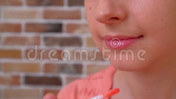 漂亮的年轻女人脸干净涂口红视频的预览图
