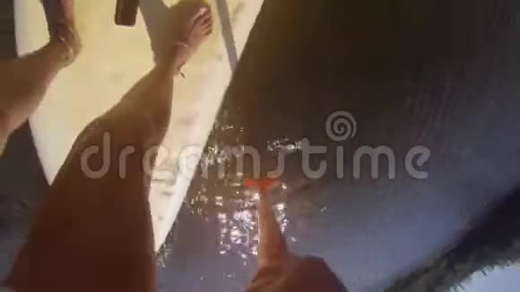 妇女站在桨板上视频的预览图