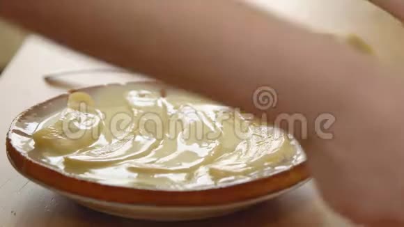 炼乳在烘焙蛋糕上的应用烹饪视频的预览图