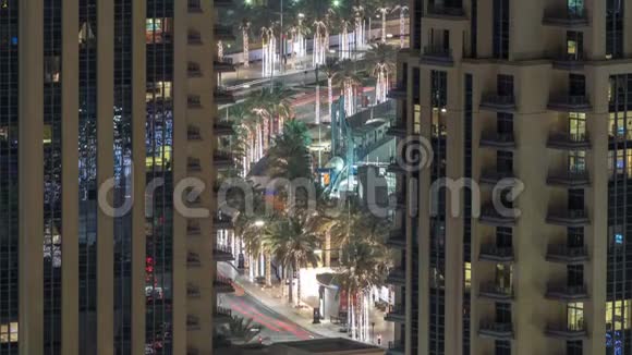 鸟瞰迪拜天际线时间推移和高峰时间交通在市中心的夜晚视频的预览图