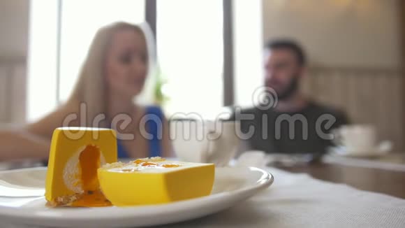 在咖啡馆里一对幸福的夫妇在谈论美味的甜点视频的预览图